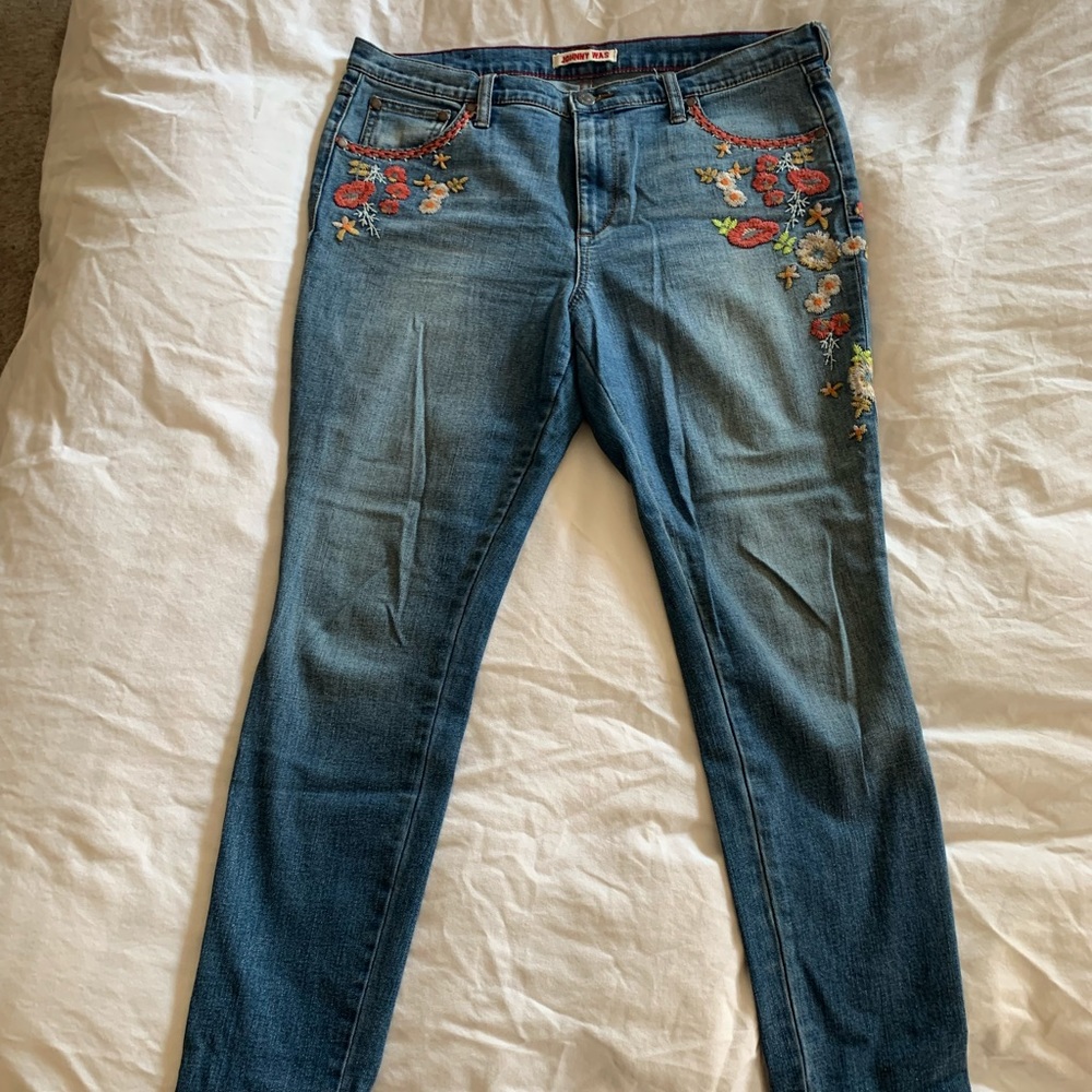 Adorable Johnny Was embroidered jeans. Even the inside of the pockets are cute!